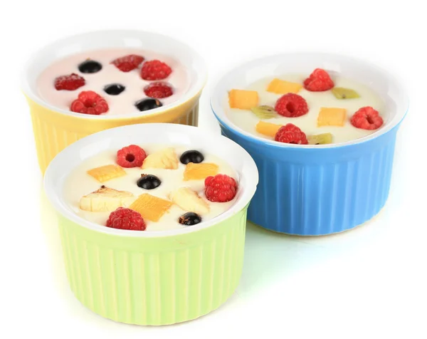 Delizioso yogurt con frutta isolata su bianco — Foto Stock