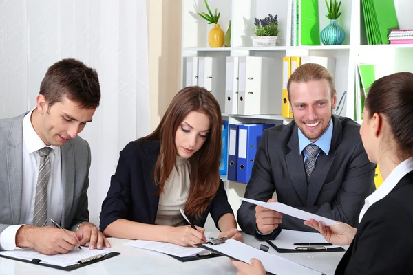 Candidatos a emprego com entrevista — Fotografia de Stock