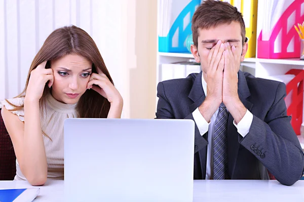 Colegas de negócios trabalhando juntos no escritório — Fotografia de Stock