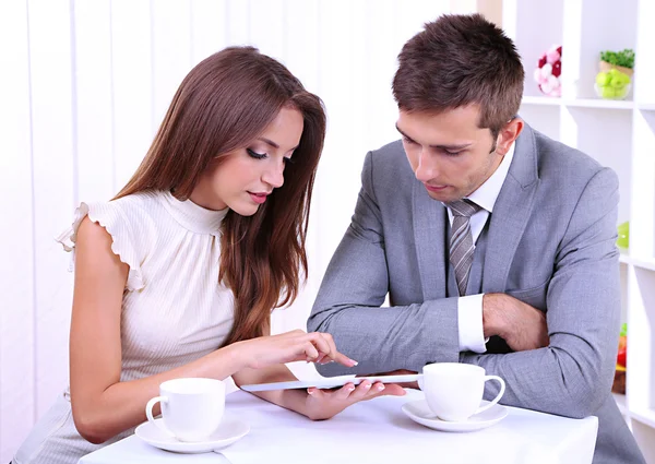 Zakelijke partners bespreken hun zakelijk project in café — Stockfoto