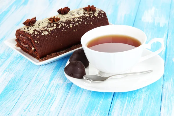 Rollo dulce con taza de té en primer plano de la mesa — Foto de Stock