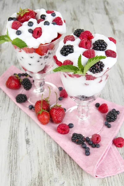 Natural yogurt with fresh berries on wooden background — Stock Photo, Image
