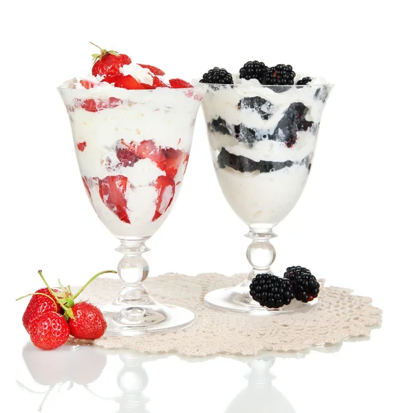 Natural yogurt with fresh berries isolated on white — Stock Photo, Image