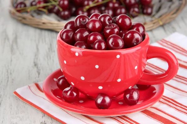 Sweet cherry i cup på tabell närbild — Stockfoto