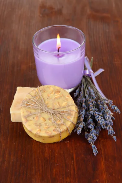 Vela de lavanda con lavanda fresca, jabón sobre fondo de madera — Foto de Stock