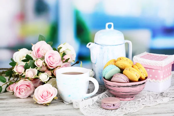 Bitterkoekjes in kom op houten tafel op kamer achtergrond — Stockfoto