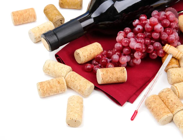 Láhev vína, vinných hroznů a zátky, izolované na bílém — Stock fotografie
