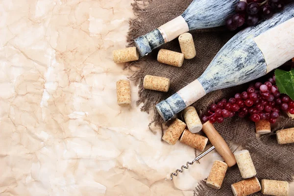 旧瓶酒、 葡萄和旧纸张背景上的软木塞 — 图库照片