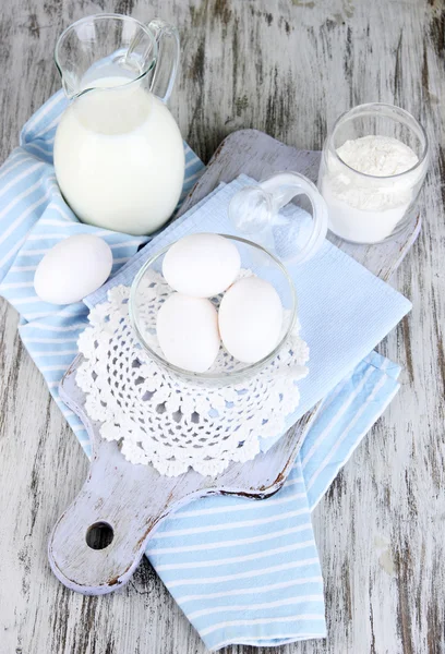 Ingredients for dough on wooden table close-up — Stock Photo, Image