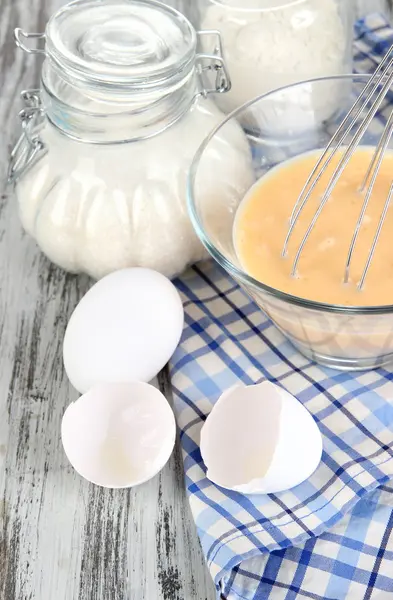 Ingredients for dough on wooden table close-up — Stock Photo, Image