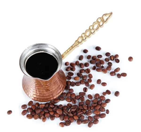 Kaffeekanne und Kaffeebohnen, isoliert auf weiß — Stockfoto