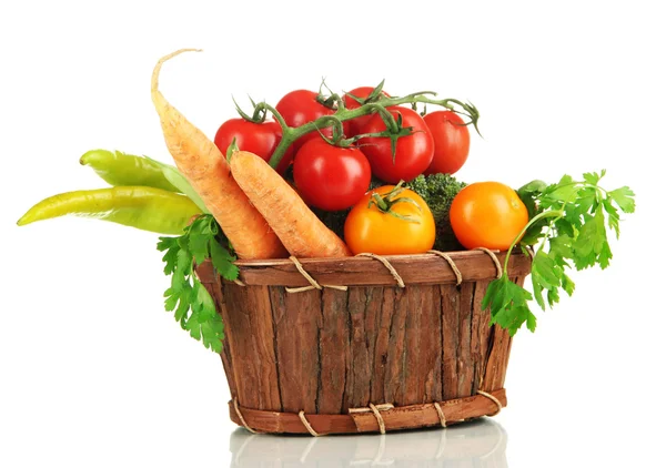 Légumes frais dans le panier isolé sur blanc — Photo