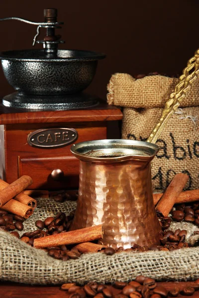 Kaffeemaschine auf dunklem Hintergrund — Stockfoto