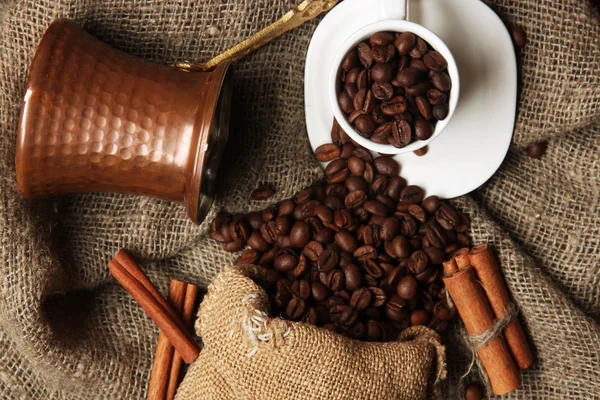 Taza de café y turk de metal sobre fondo de arpillera — Foto de Stock