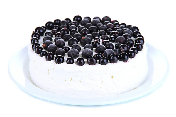 Cheesecake beyaz tabakta üzerine beyaz izole taze çilek ile — Stok fotoğraf
