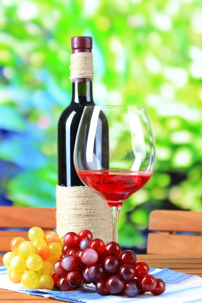 Vasos de vino en servilleta sobre mesa de madera sobre fondo natural —  Fotos de Stock