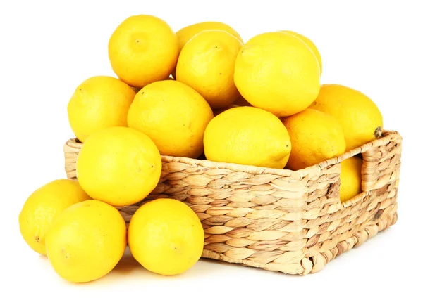 Dojrzałe cytryny w wiklinowym koszu na białym tle — Zdjęcie stockowe