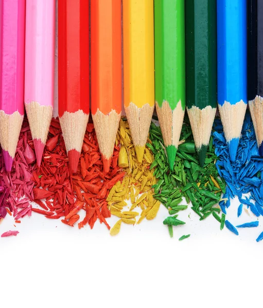 Renkli kalemler üzerinde beyaz izole talaşı bileme ile — Stok fotoğraf