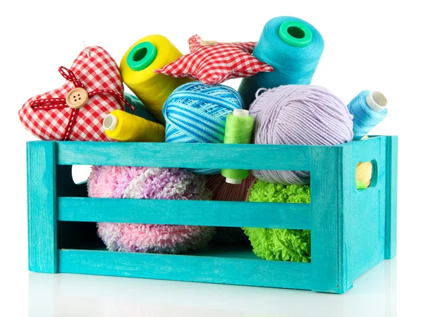 Caja de madera azul con rosca y accesorios de costura aislados en blanco — Foto de Stock