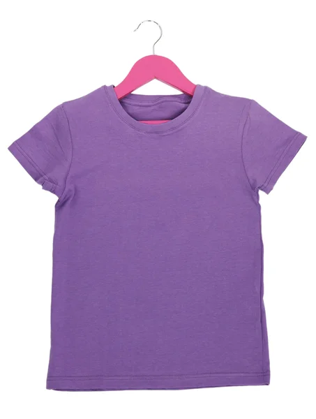 T-shirt viola su appendino isolato su bianco — Foto Stock
