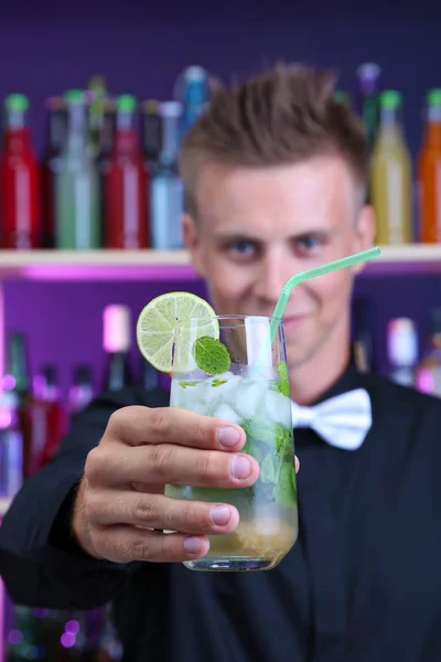 Retrato de barman guapo con cóctel mojito, en el bar — Foto de Stock