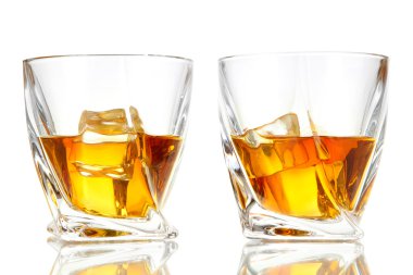 bardak viski, beyaz izole