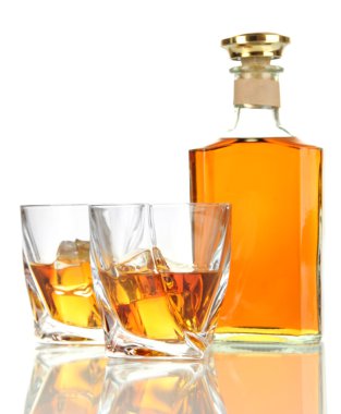 bardak viski şişesiyle üzerinde beyaz izole