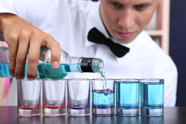 Bartender hälla sprit i glas — Stockfoto