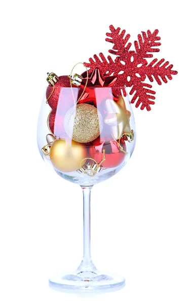 Copo de vinho cheio de decorações de Natal, isolado em branco — Fotografia de Stock