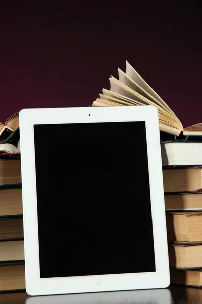 Tablet und Bücher auf hellem Hintergrund — Stockfoto
