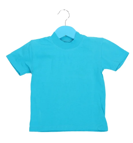 Niebieski t-shirt na wieszak na białym tle — Zdjęcie stockowe
