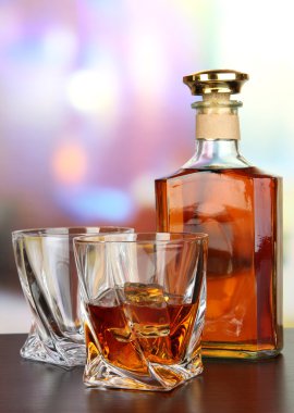 bardak viski şişesiyle koyu arka plan üzerinde