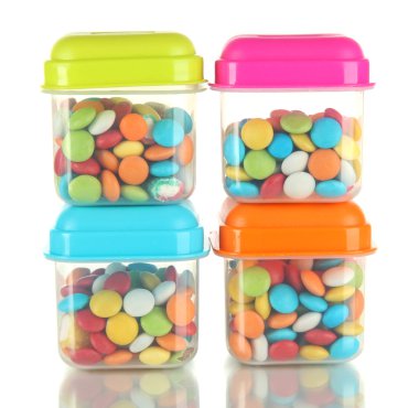 Plastik kaplar üzerinde beyaz izole dolu