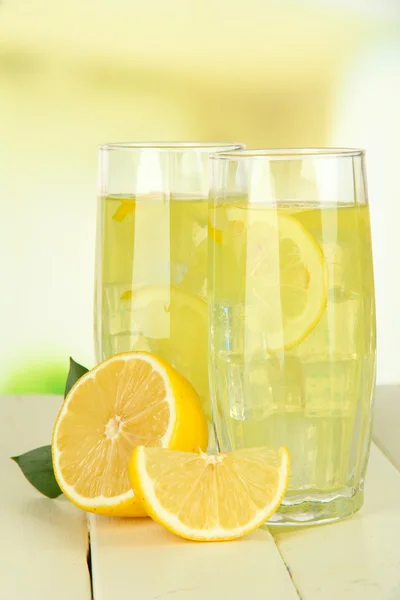 Délicieuse limonade sur table sur fond clair — Photo
