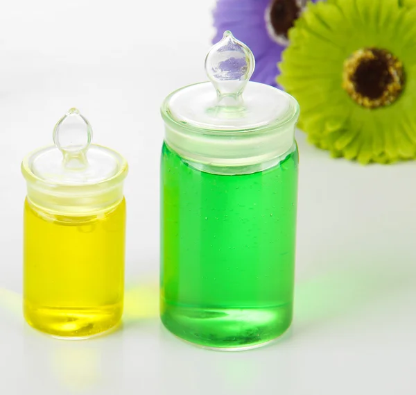 Botellas con líquidos de color aislados en blanco — Foto de Stock