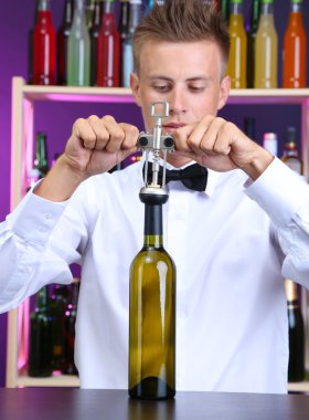 Barmen, şarap açar