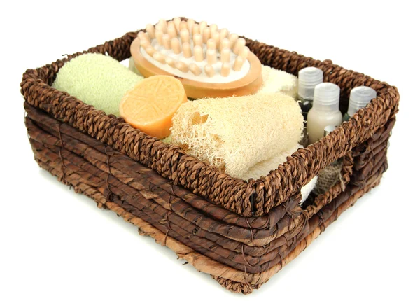 Conjunto para spa em cesta de vime, isolado em branco — Fotografia de Stock