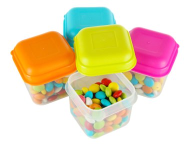 Plastik kaplar üzerinde beyaz izole dolu