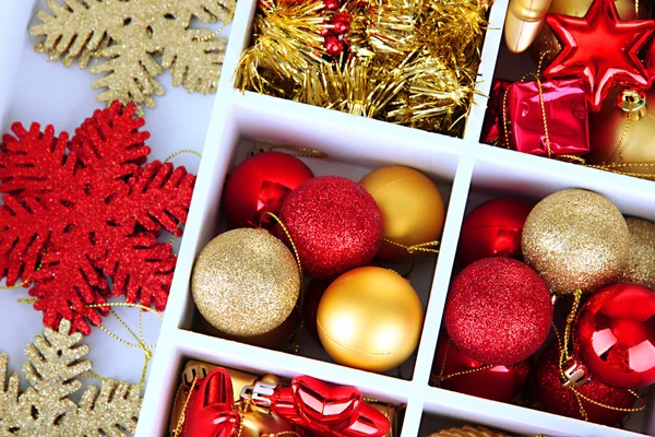 Holzkiste gefüllt mit Weihnachtsdekoration Hintergrund — Stockfoto