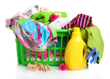 giysileri ile deterjan ve üzerinde beyaz izole yeşil plastik sepet