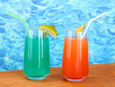 İki kokteyl mavi zemin üzerine