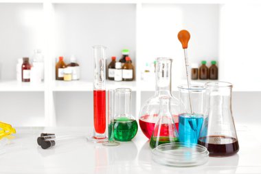 Laboratuvar arka plan üzerinde renkli sıvı ile farklı Laboratuar kapkacakları