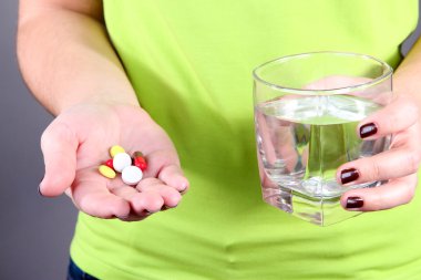 pek çok ilaç ve cam el su