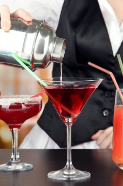 Barmen eline cam parlak zemin üzerine dökerek kokteyl shaker ile