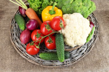 çuval bezi zemin üzerine taze sebze