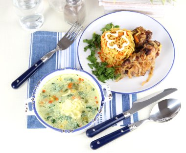 çorba ve tablo peçeteye Tabaklarda etli pilav