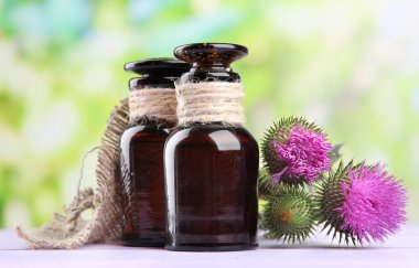 thistle çiçek doğa zemin üzerine tıp şişe