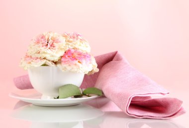 Gül Kupası peçete üzerinde pembe bir arka plan üzerinde