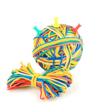 renkli kauçuk şeritler üzerinde beyaz izole