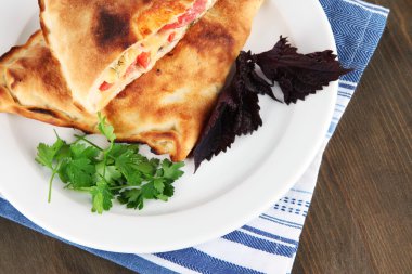 Pizza calzone peçete ahşap masa üzerinde plaka üzerinde